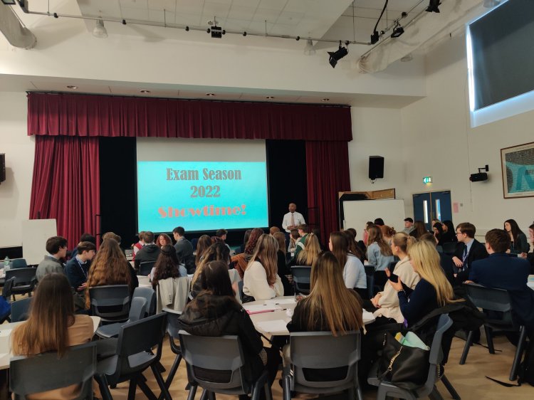 Jim Roberson and students he has inspired - Jim Roberson motivational youth speaker motivating a student and coaching education in young people. Empowering and supporting them to be the best they can be in school, education and exam preparation.
